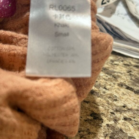 Peach Sleeveless V Neck Blouse Size Small - Picture 6 of 8